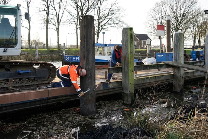 Extra afmeerpalen bij stuw Vechterweerd - Foto: Paul Scholten
