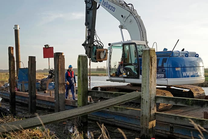 Extra afmeerpalen bij stuw Vechterweerd - Foto: Paul Scholten