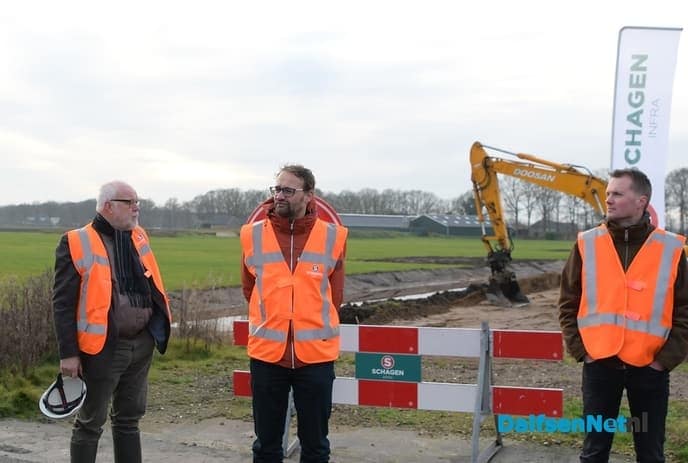 Wethouder Ruud van Leeuwen verricht starthandeling uitbreiding Lemelervelds bedrijventerrein - Foto: Johan Bokma