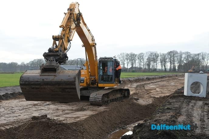 Wethouder Ruud van Leeuwen verricht starthandeling uitbreiding Lemelervelds bedrijventerrein - Foto: Johan Bokma