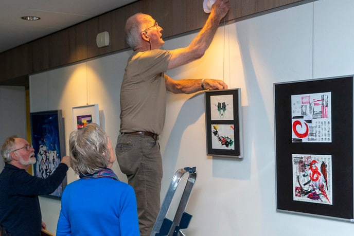 Expositie Schildergroep Bellingeweer in gemeentehuis - Foto: Paul Scholten