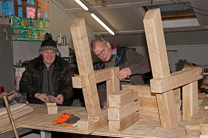 Gerooide eiken worden zitbanken - Foto: Paul Scholten