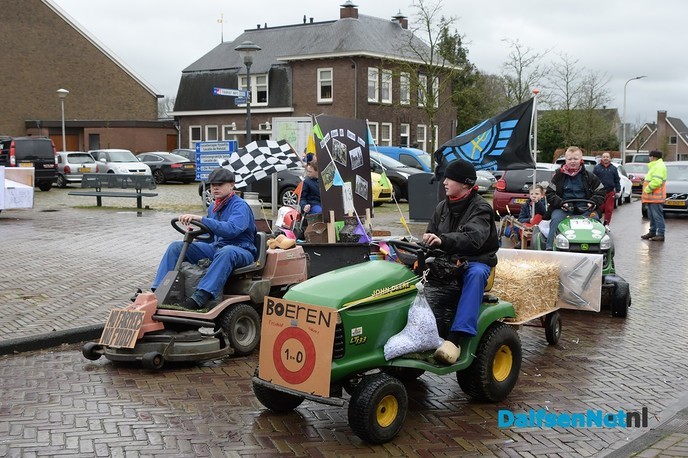 Ik zag ze vliegen tijdens de carnavalsoptocht in Hoonhorst - Foto: Johan Bokma