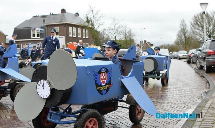 Ik zag ze vliegen tijdens de carnavalsoptocht in Hoonhorst - Foto: Johan Bokma