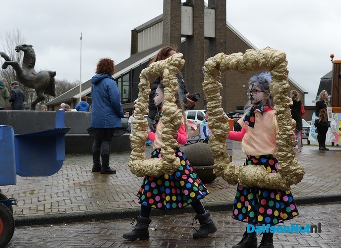Ik zag ze vliegen tijdens de carnavalsoptocht in Hoonhorst - Foto: Johan Bokma