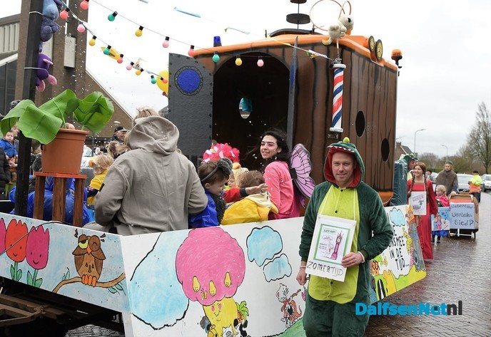 Ik zag ze vliegen tijdens de carnavalsoptocht in Hoonhorst - Foto: Johan Bokma