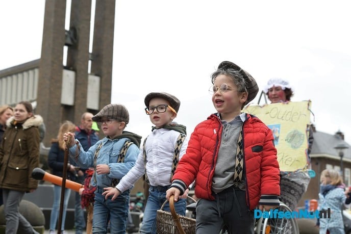 Ik zag ze vliegen tijdens de carnavalsoptocht in Hoonhorst - Foto: Johan Bokma