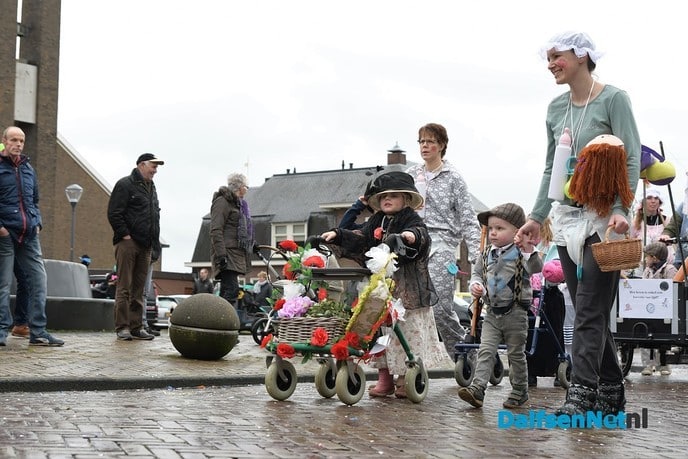 Ik zag ze vliegen tijdens de carnavalsoptocht in Hoonhorst - Foto: Johan Bokma
