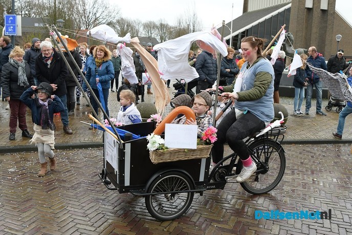 Ik zag ze vliegen tijdens de carnavalsoptocht in Hoonhorst - Foto: Johan Bokma