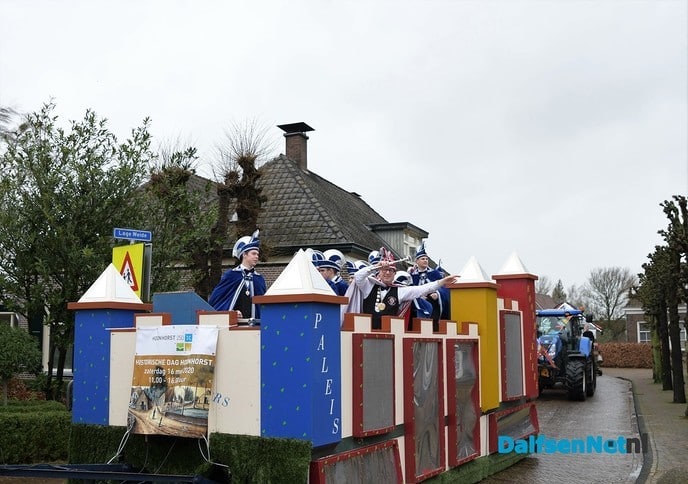 Ik zag ze vliegen tijdens de carnavalsoptocht in Hoonhorst - Foto: Johan Bokma