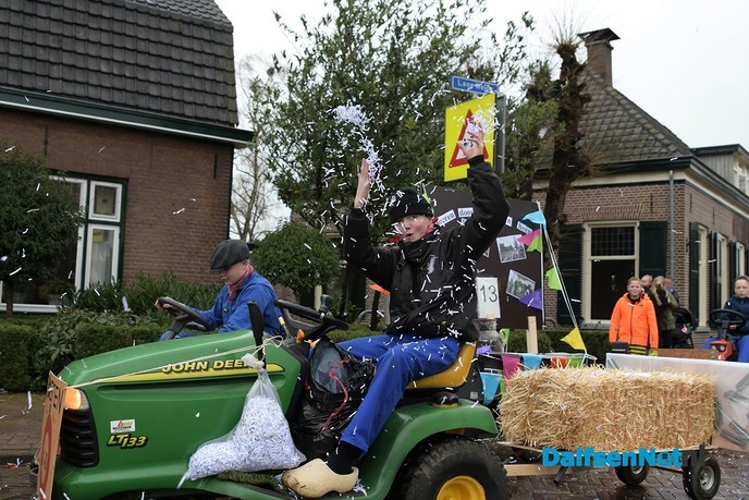 Ik zag ze vliegen tijdens de carnavalsoptocht in Hoonhorst - Foto: Johan Bokma