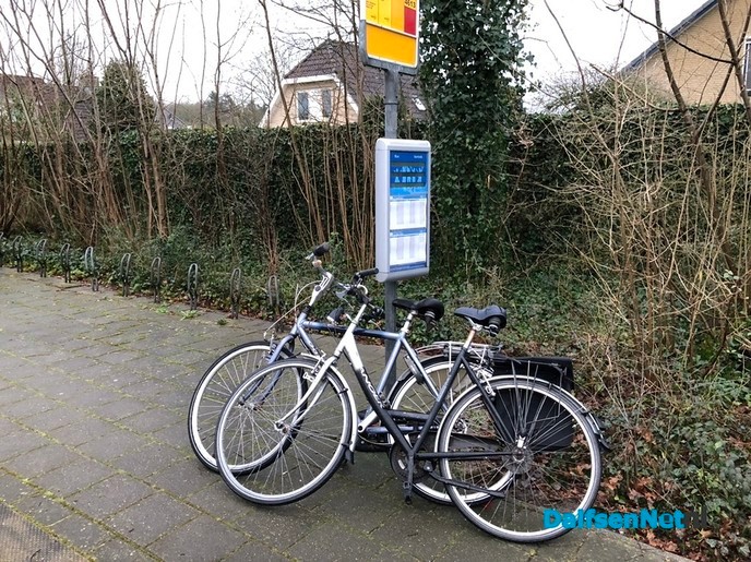 2 Fietsen al weken bij bushalte aan busbaan - Foto: Ingezonden foto