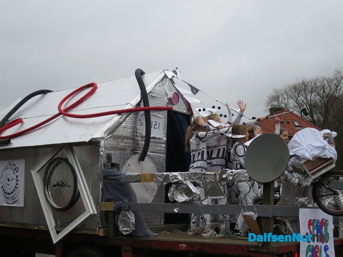 Ik zag ze vliegen tijdens de carnavalsoptocht in Hoonhorst - Foto: Wim