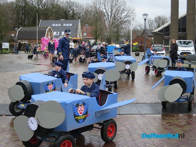 Ik zag ze vliegen tijdens de carnavalsoptocht in Hoonhorst - Foto: Wim