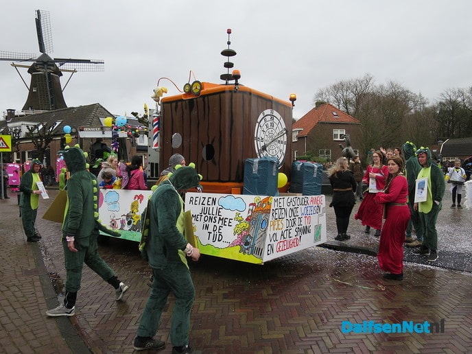 Ik zag ze vliegen tijdens de carnavalsoptocht in Hoonhorst - Foto: Wim