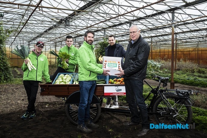 Stichting Joris Bezorgt ontvangt valentijnstaart van D66 - Foto: Ingezonden foto