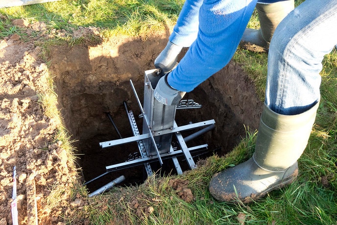 Vrienden van Dalfsen bieden huiszwaluwtil aan - Foto: Geert Bistervels