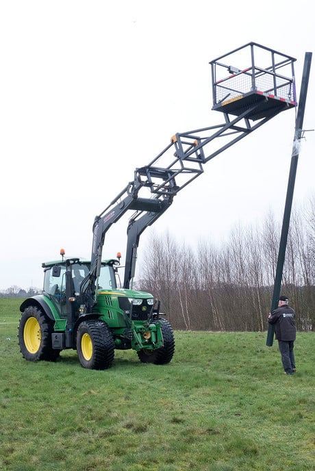 Vrienden van Dalfsen bieden huiszwaluwtil aan - Foto: Geert Bistervels