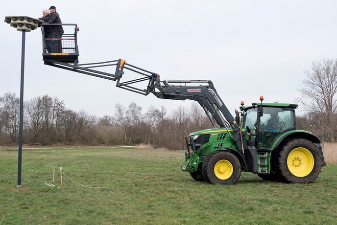 Vrienden van Dalfsen bieden huiszwaluwtil aan - Foto: Geert Bistervels