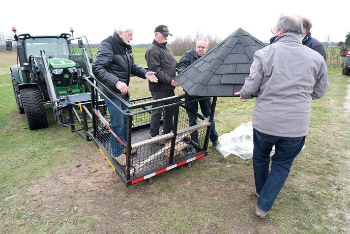 Vrienden van Dalfsen bieden huiszwaluwtil aan - Foto: Geert Bistervels