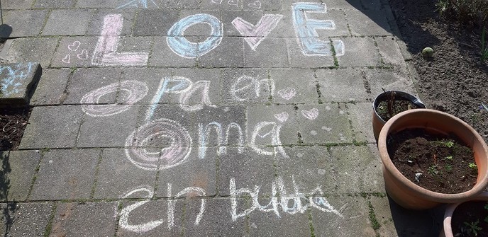 Kleinkinderen verwennen opa en oma in de tuin - Foto: Eigen geleverde foto