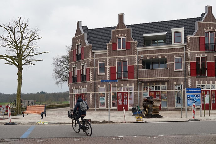 Bankje op “winkelplein” - Foto: Paul Scholten