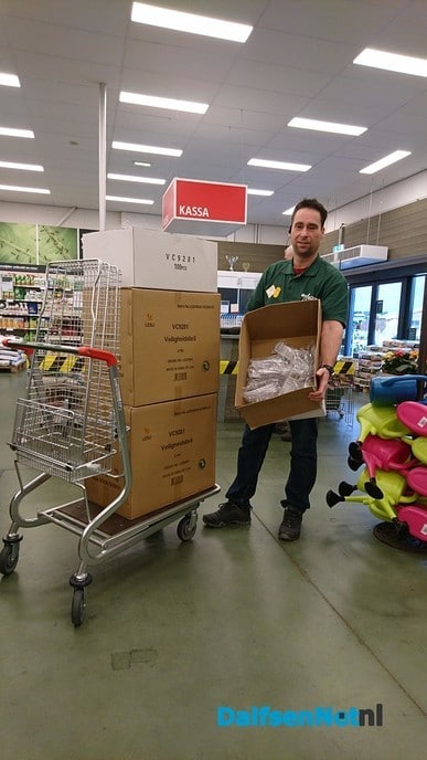 Welkoop Dalfsen geeft 600 veiligheidsbrillen aan Isala - Foto: Ingezonden foto