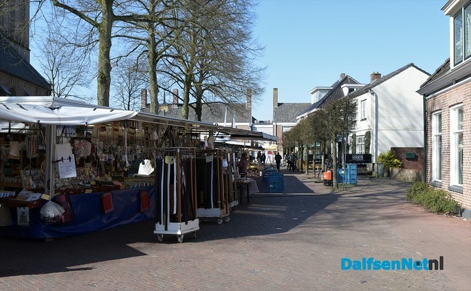 De weekmarkt in Dalfsen ging vandaag gewoon door - Foto: Johan Bokma