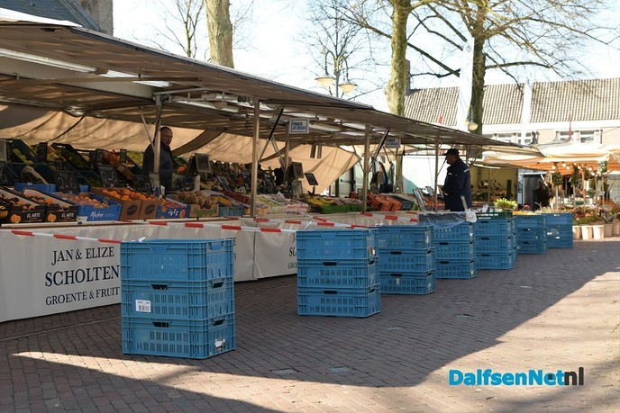 De weekmarkt in Dalfsen ging vandaag gewoon door - Foto: Johan Bokma