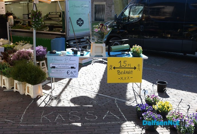 De weekmarkt in Dalfsen ging vandaag gewoon door - Foto: Johan Bokma