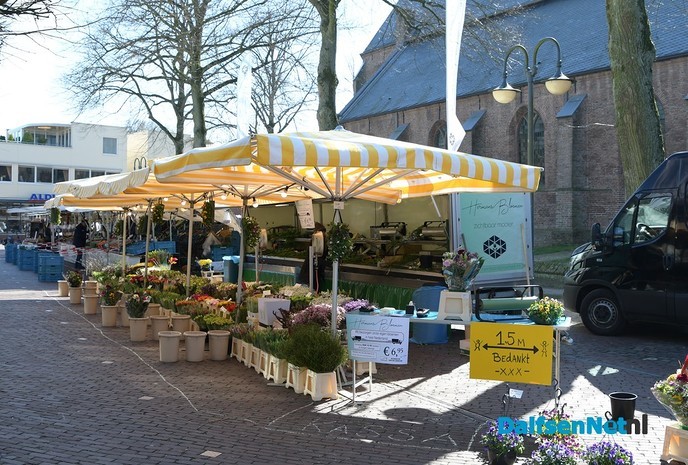 De weekmarkt in Dalfsen ging vandaag gewoon door - Foto: Johan Bokma