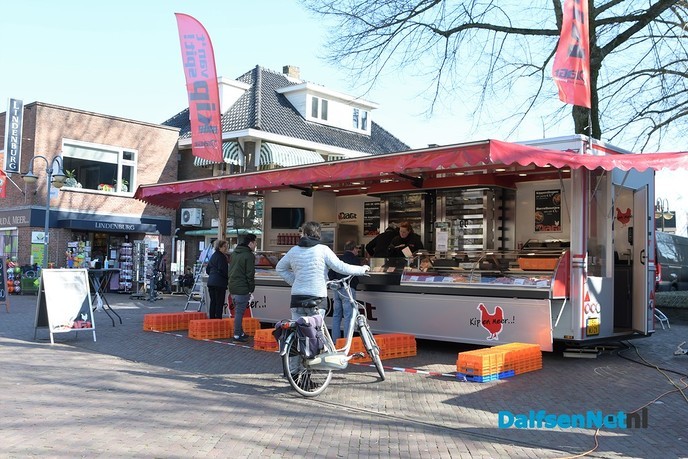 De weekmarkt in Dalfsen ging vandaag gewoon door - Foto: Johan Bokma