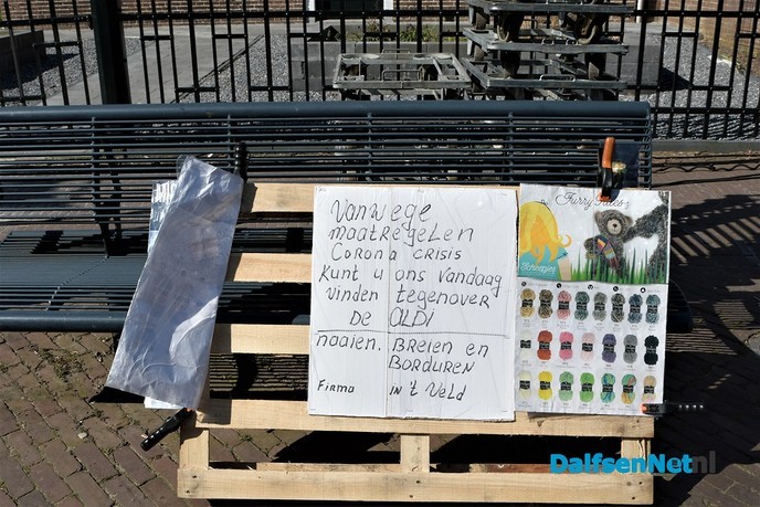 De weekmarkt in Dalfsen ging vandaag gewoon door - Foto: Johan Bokma