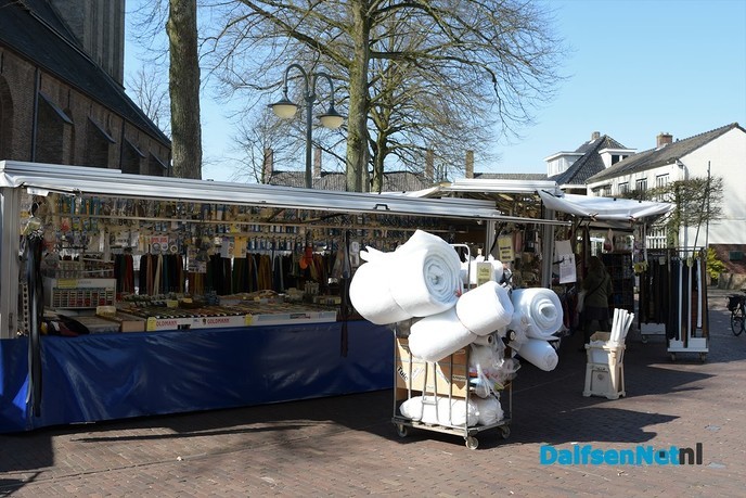 De weekmarkt in Dalfsen ging vandaag gewoon door - Foto: Johan Bokma