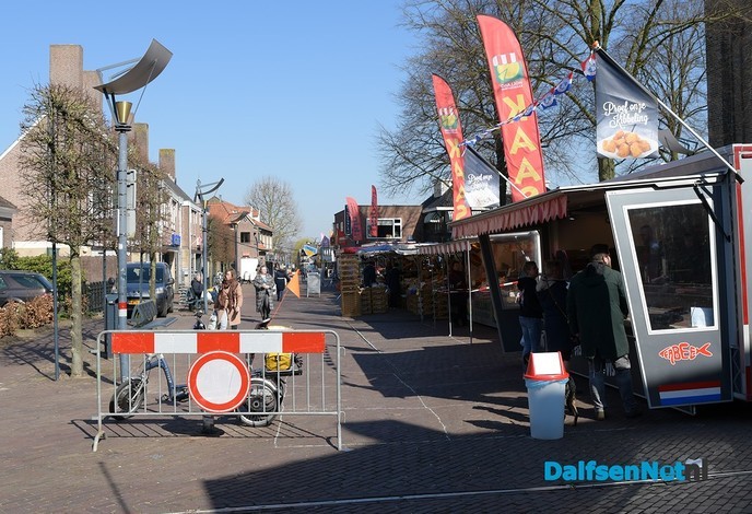 De weekmarkt in Dalfsen ging vandaag gewoon door - Foto: Johan Bokma