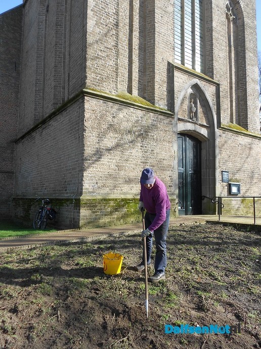 Schoffelen vóór de kerk