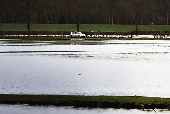 Overmoedige jongeren stranden op t’ veerland - Foto: Eigen geleverde foto