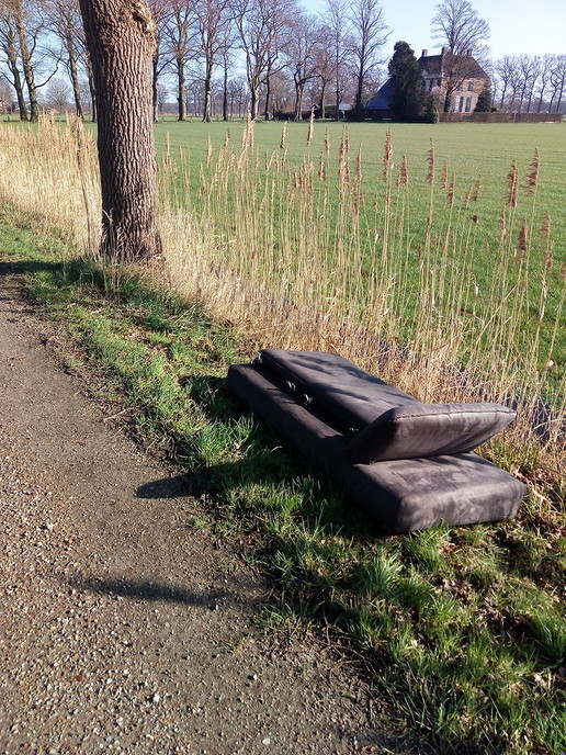 Bankstel gedumpt in berm van Ruitenborghweg - Foto: Eigen geleverde foto