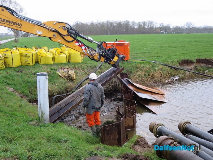 Pompen en zuigen bij de Marswetering - Foto: Wim