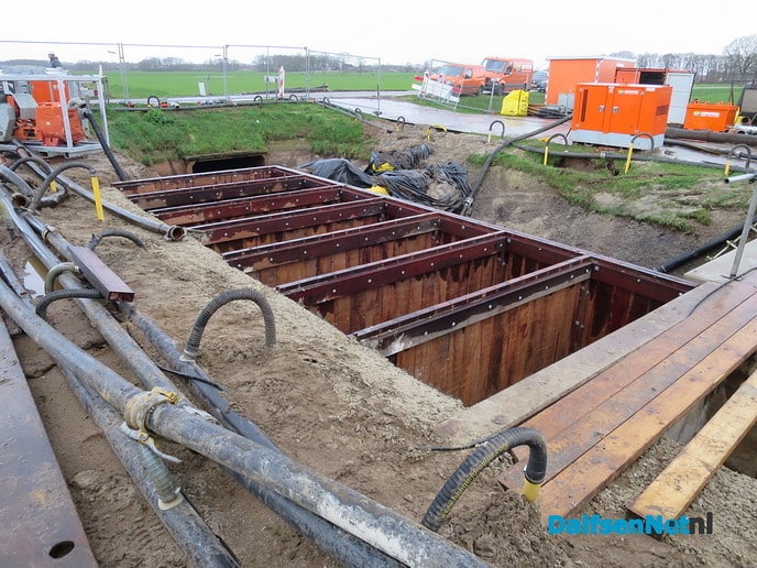 Pompen en zuigen bij de Marswetering - Foto: Wim