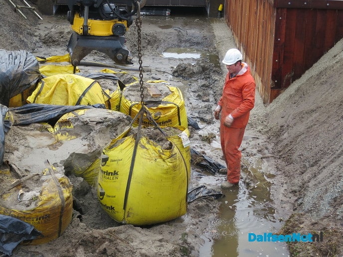 Pompen en zuigen bij de Marswetering - Foto: Wim