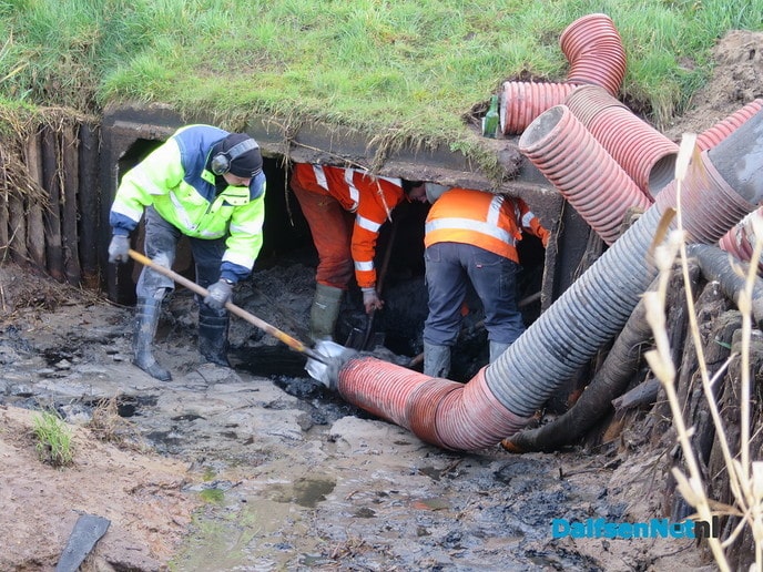 Pompen en zuigen bij de Marswetering - Foto: Wim