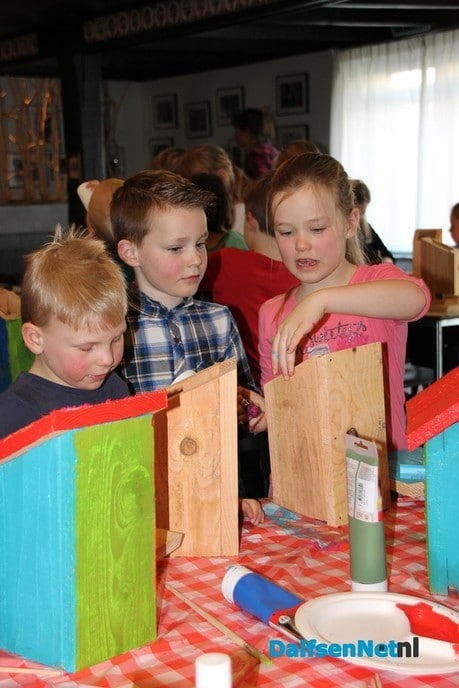 Kinderen timmeren vogelhuisjes tegen de processierups - Foto: Ingezonden foto