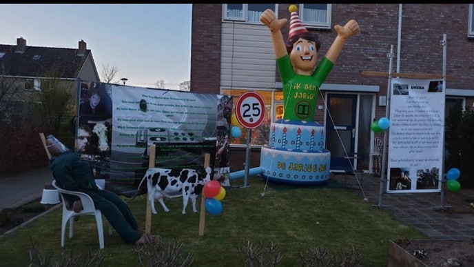 Mini panne 25 jaar met een tuin vol met spullen