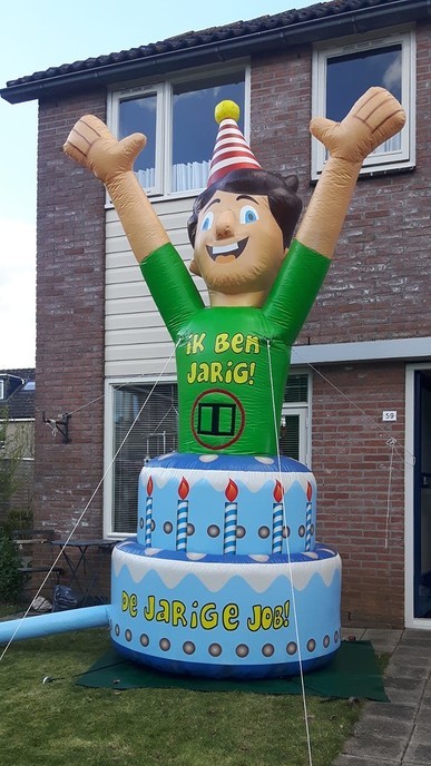 Mini panne 25 jaar met een tuin vol met spullen