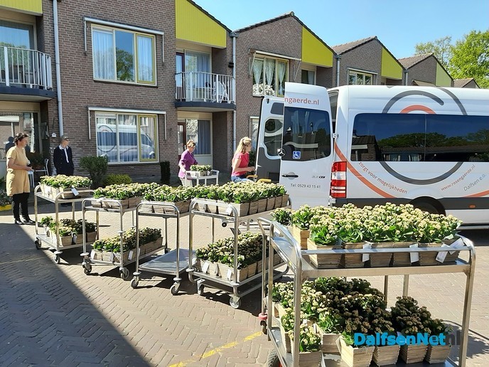 Bewoners en medewerkers verrast door Stichting Vrienden van Rosengaerde - Foto: Ingezonden foto