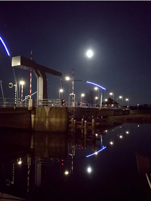 Volle maan bij de brug - Foto: Ingezonden foto