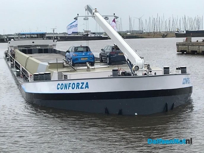 Rosengaerde ontvangt 5 portofoons van scheepvaartbedrijf Conforza BV - Foto: Ingezonden foto
