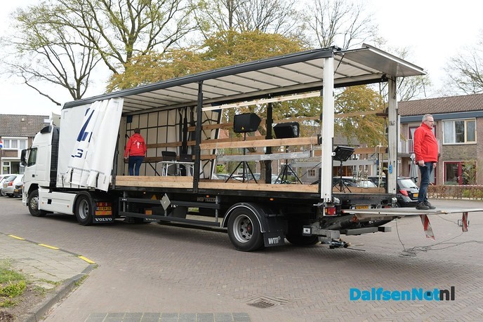 Zanger verrast bewoners  Rosengaerde - Foto: Johan Bokma