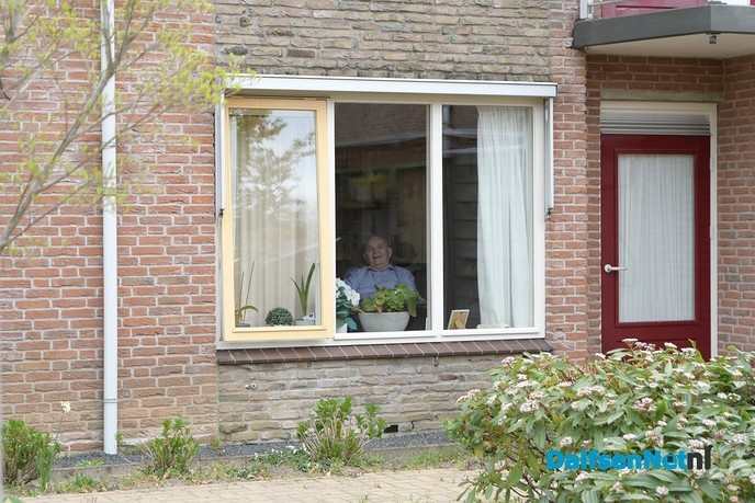 Zanger verrast bewoners  Rosengaerde - Foto: Johan Bokma
